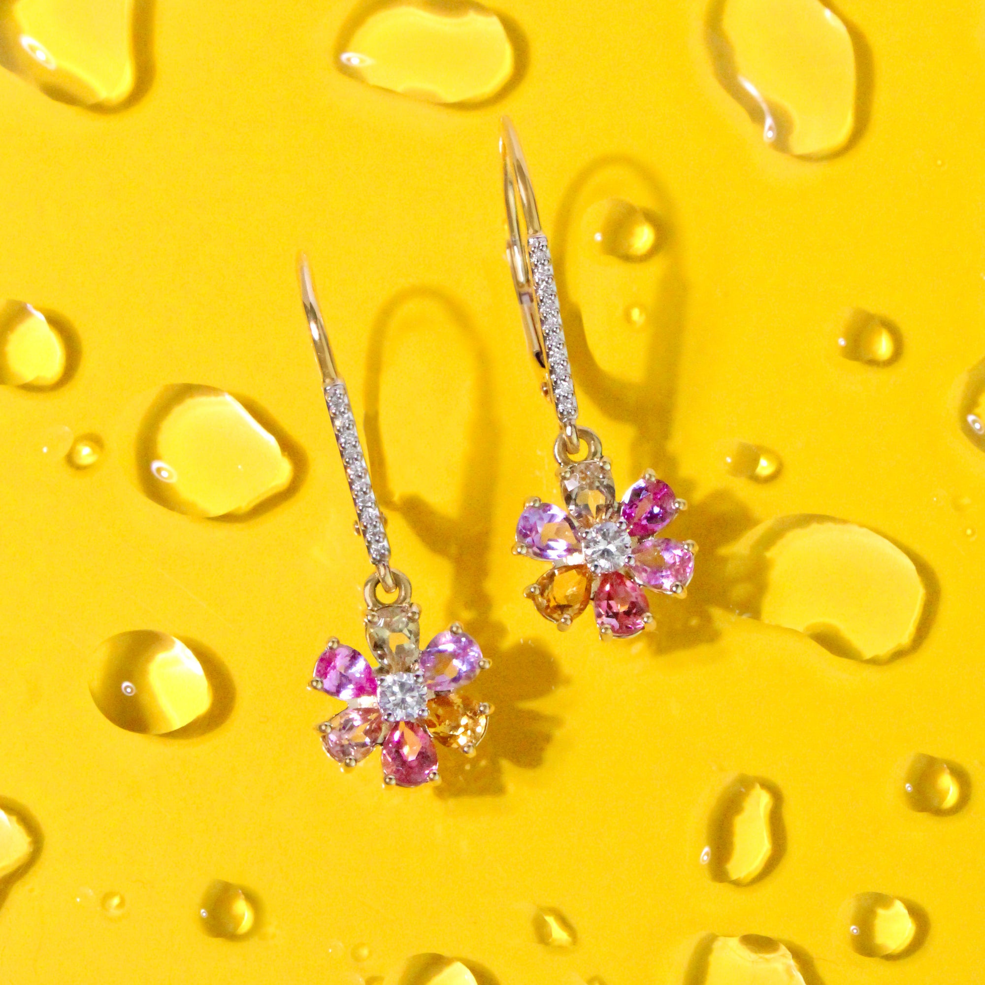 Aretes colgantes con piedras preciosas Flora de 14 quilates