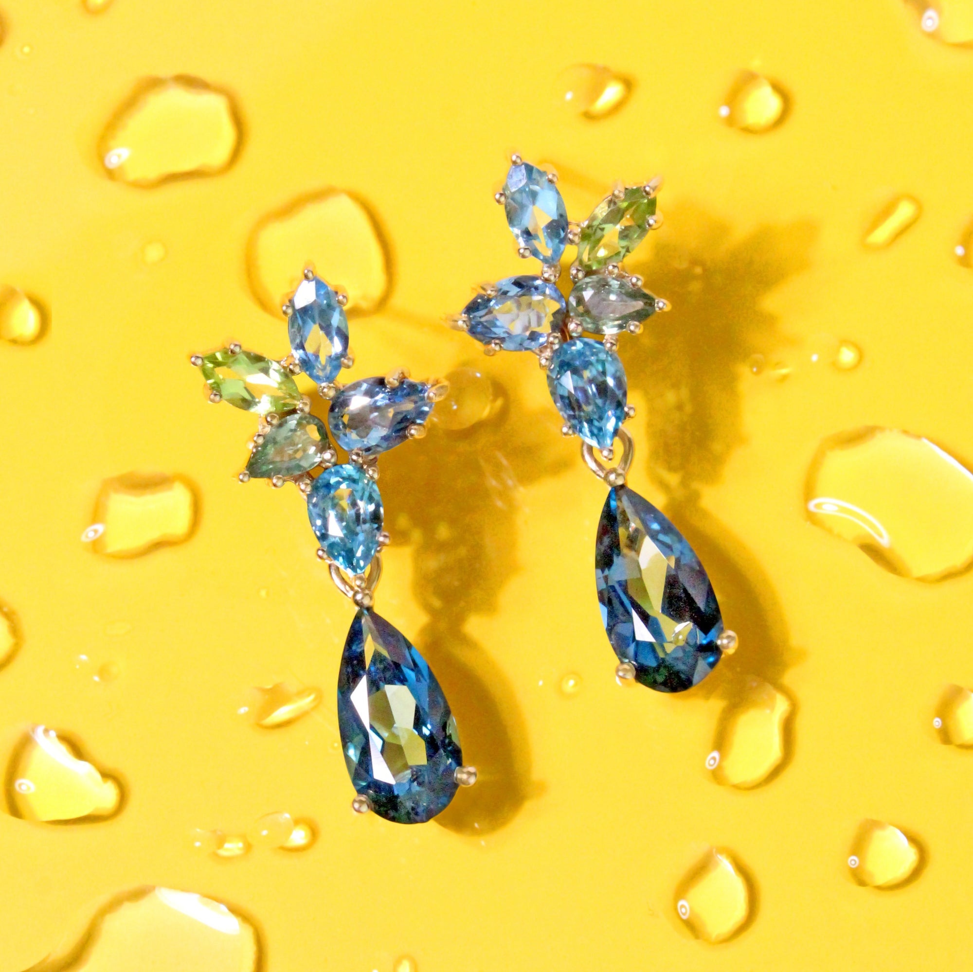 Pendientes con piedras preciosas en racimo The Starlet de 18 quilates