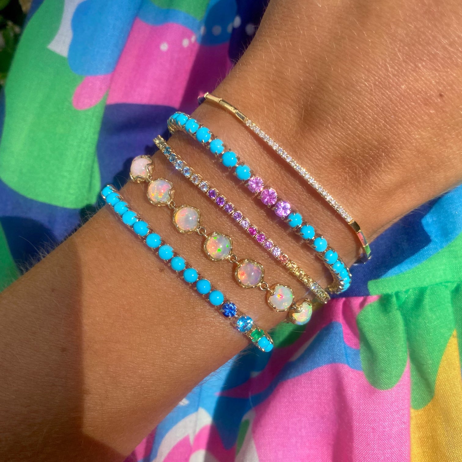 "Ella es todo eso" Pulsera de tenis de turquesa de 14 quilates