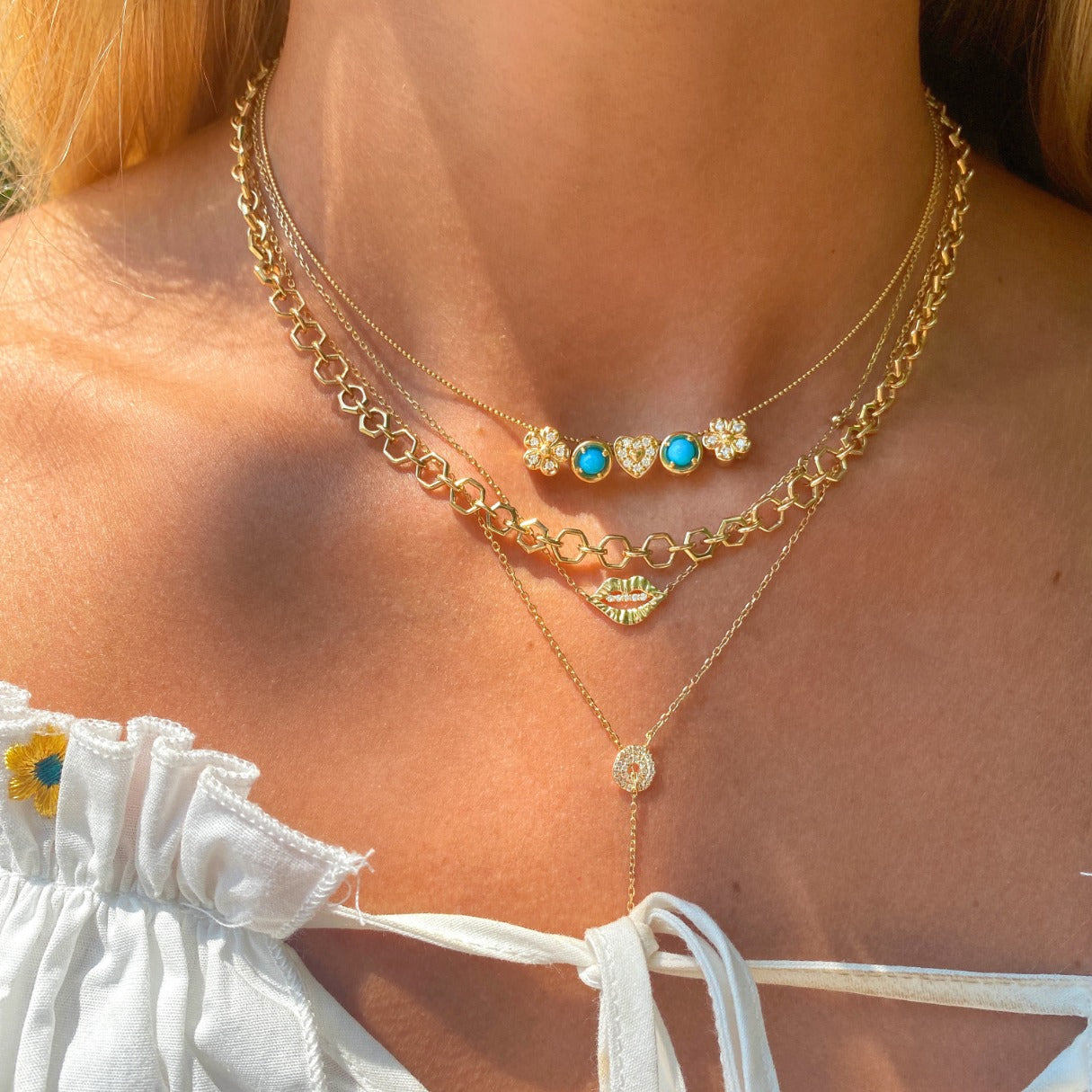 Collar con aro de diamantes de 14 quilates