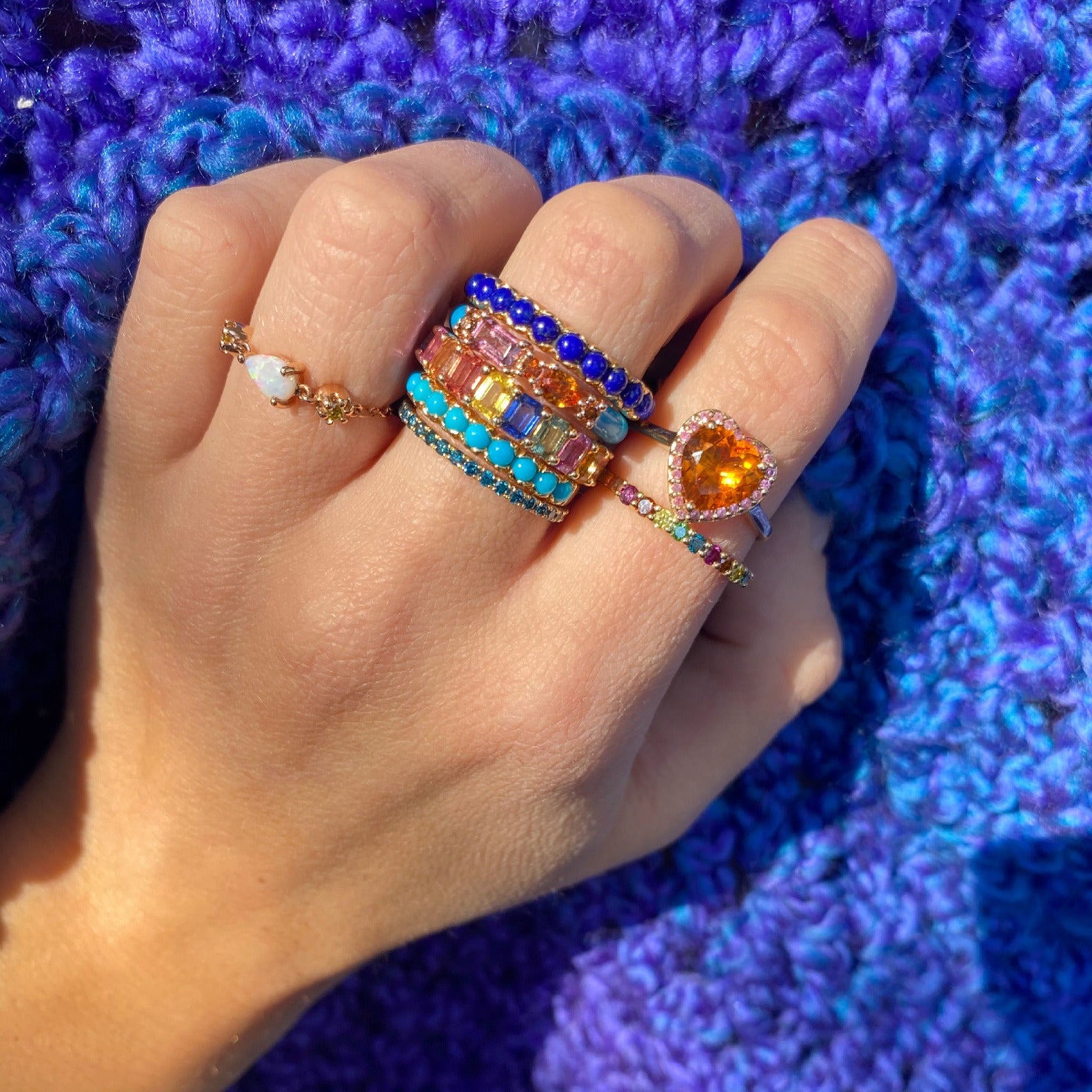 Anillo de cóctel con corazón y halo de piedras preciosas de 14 quilates