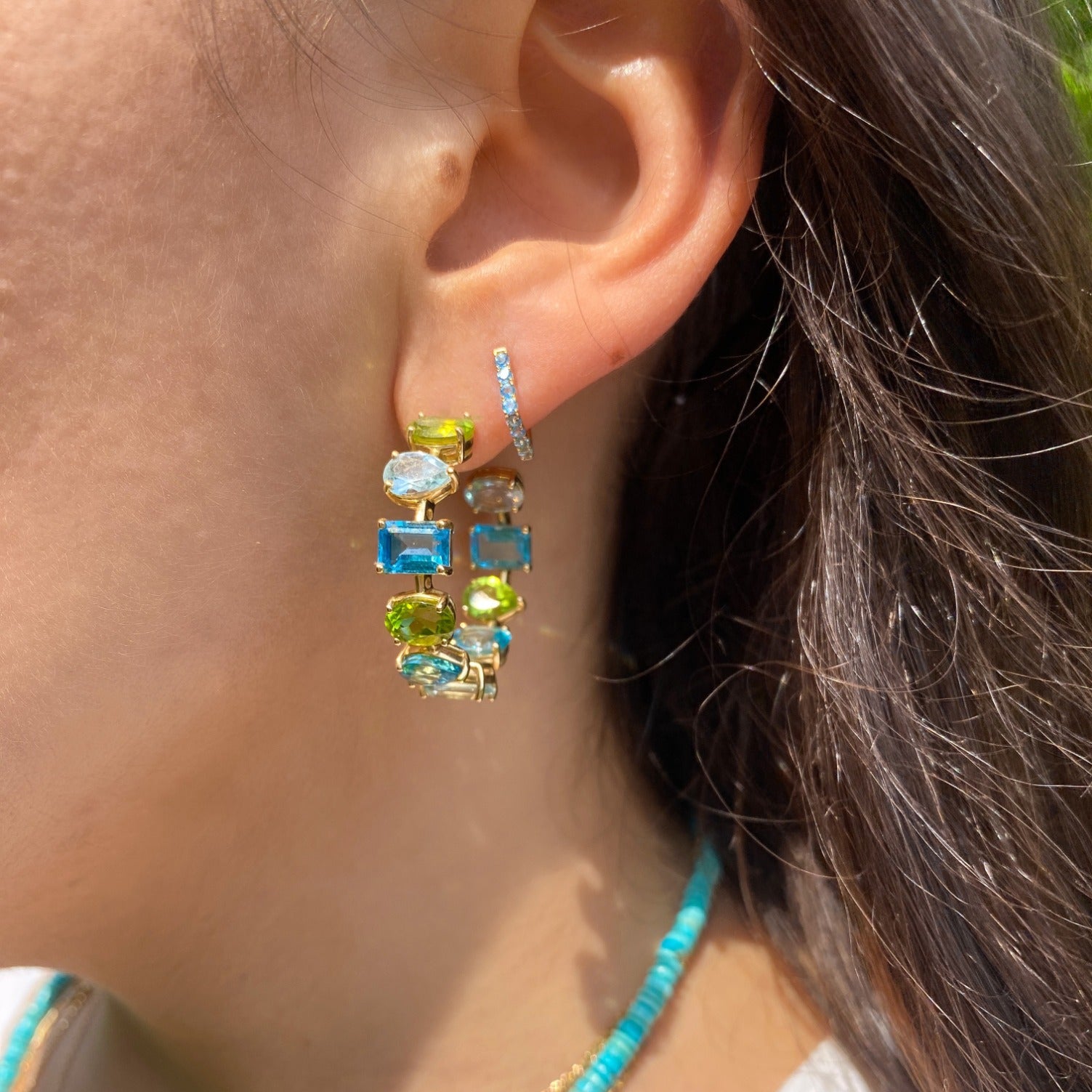 La chica de al lado Aros de piedras preciosas de 18 quilates