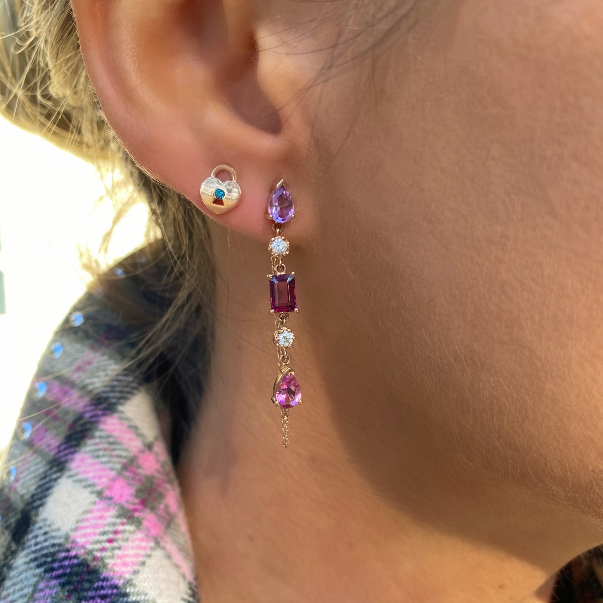 Arete con candado en forma de corazón de diamantes de 14 quilates