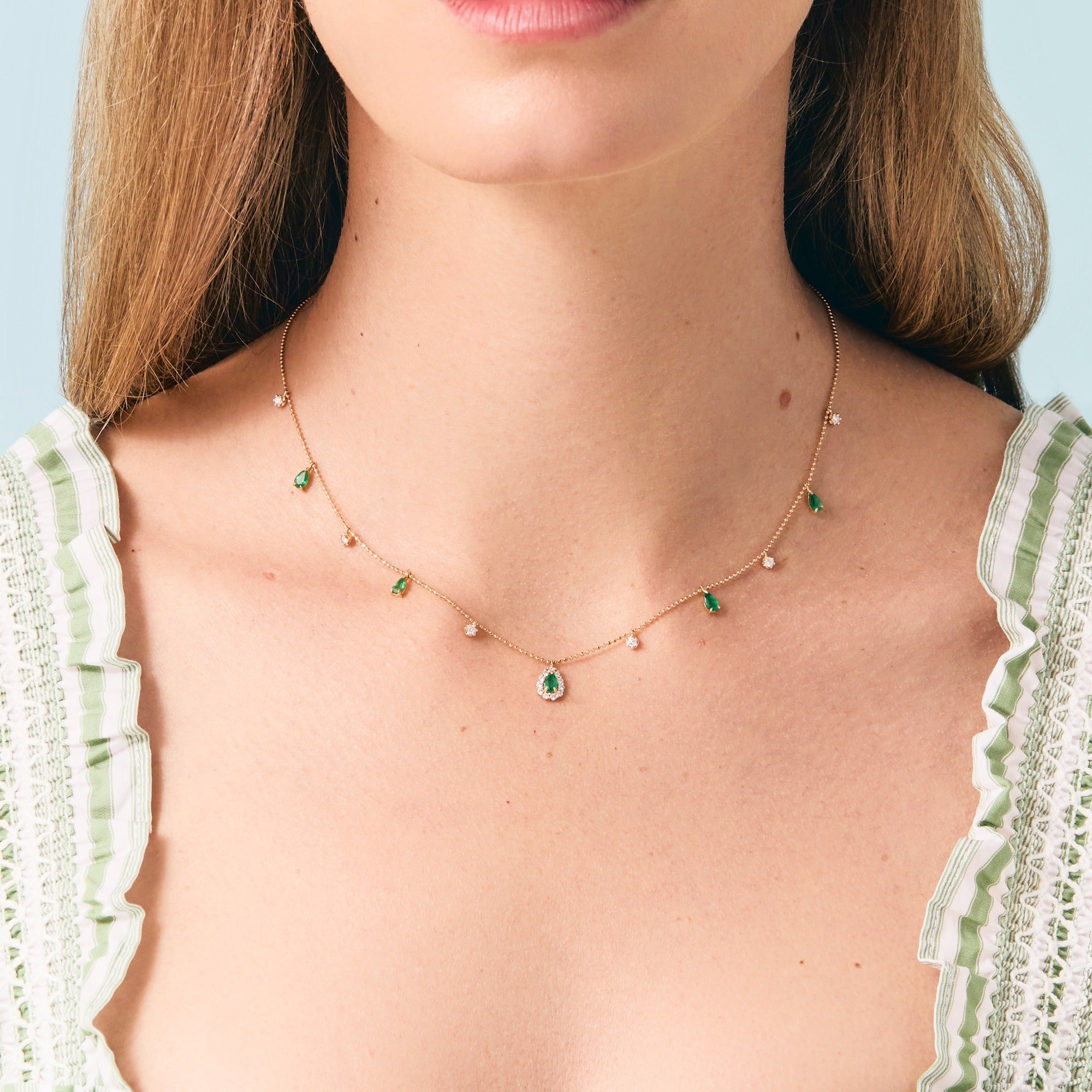 Collar con dije de lágrima de 18 quilates con piedras preciosas