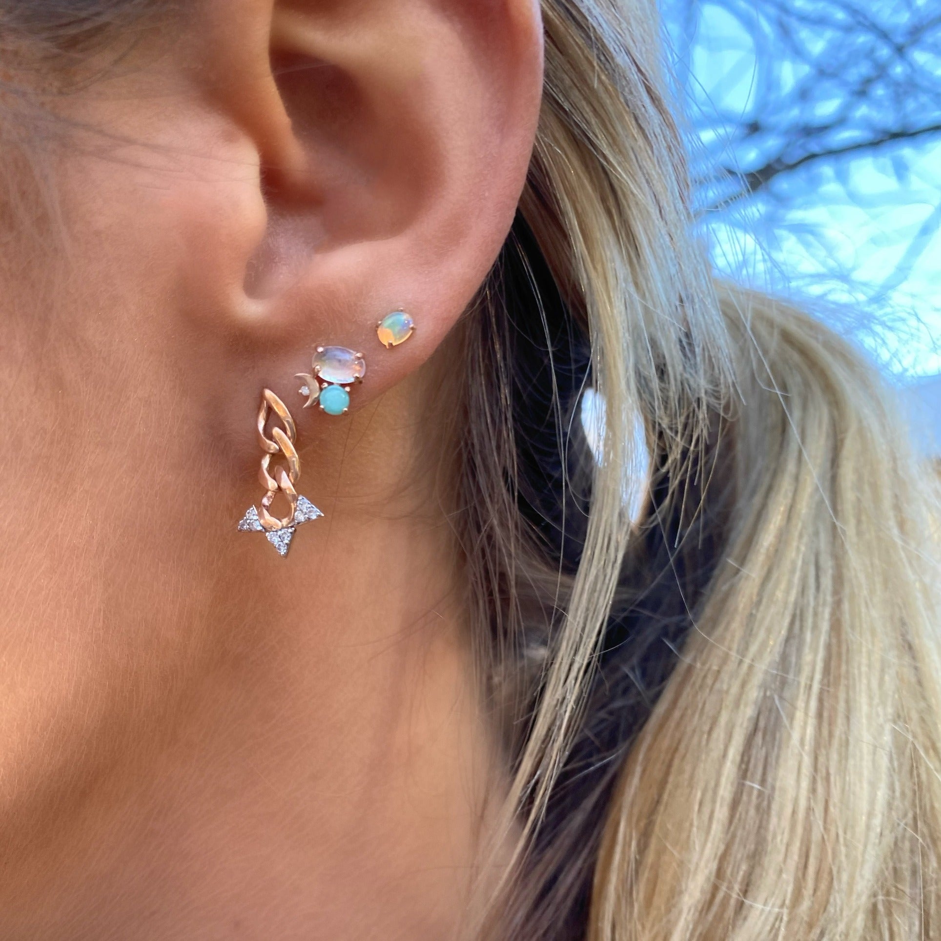 Arete con forma de luna creciente de 14 quilates con piedras preciosas y diamantes