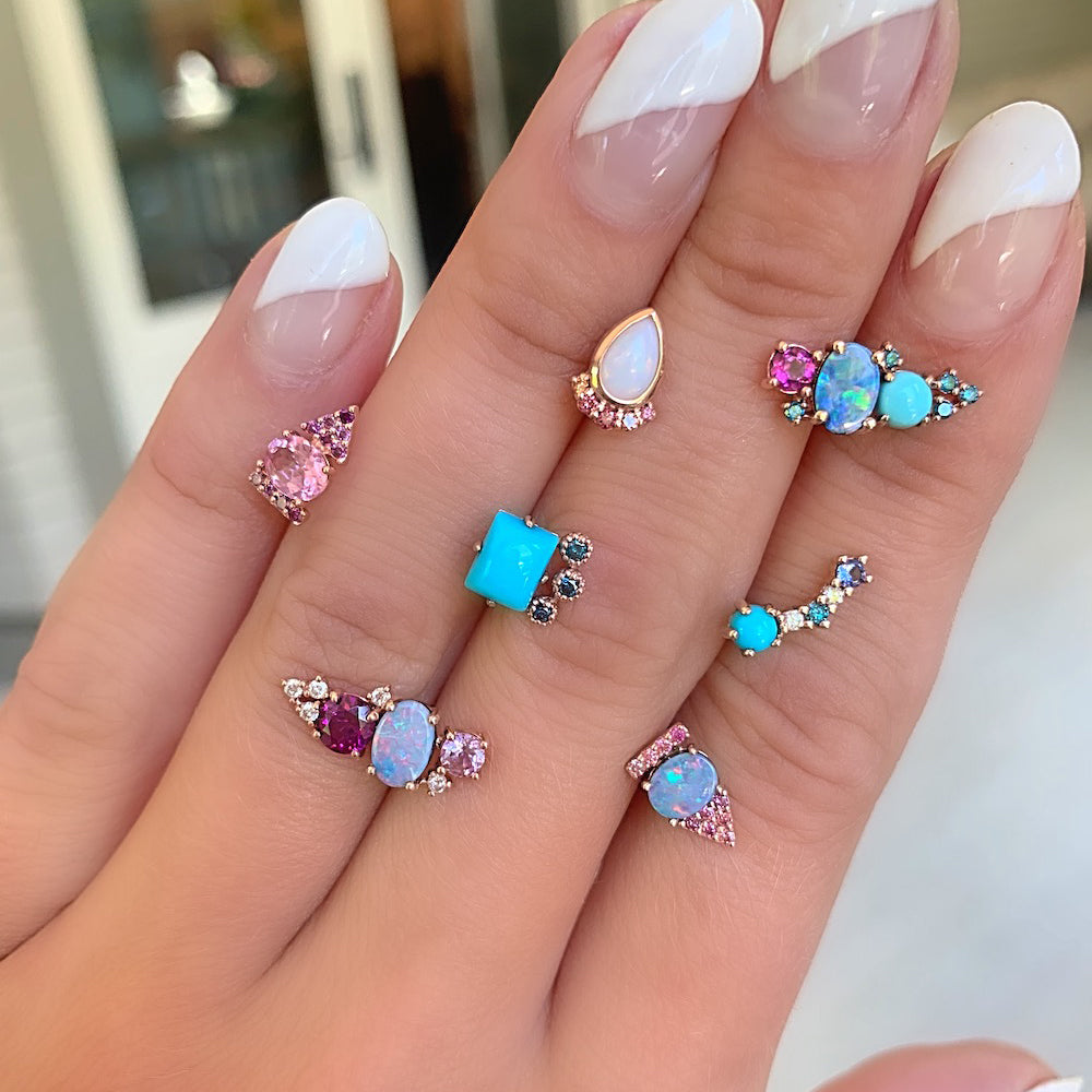 Mini arete curvo de 14 quilates con piedras preciosas y diamantes, izquierdo