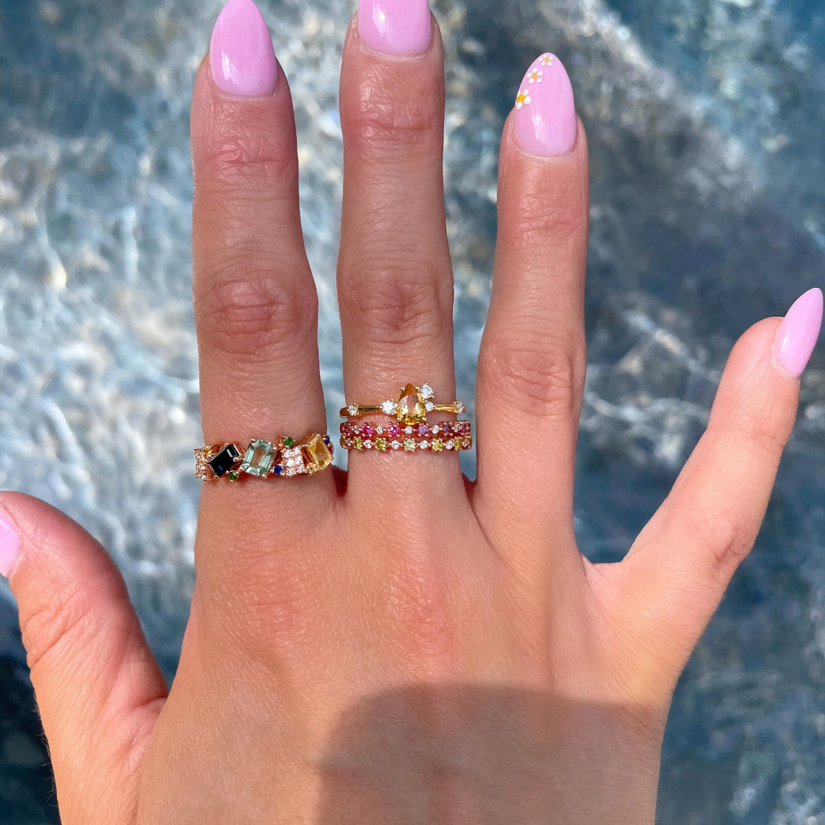 Anillo disperso de pera de 18 quilates con piedras preciosas y diamantes