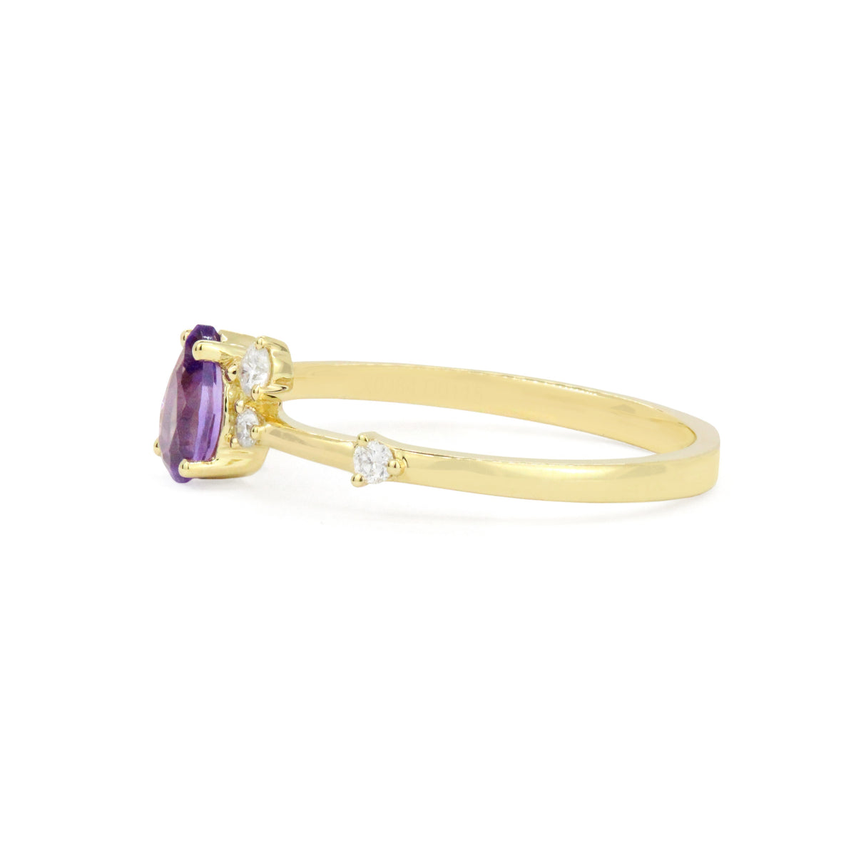 Anillo disperso de pera de 18 quilates con piedras preciosas y diamantes